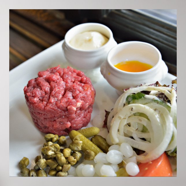 Steaktartar mit Gemüse und Gewürzen Poster (Vorne)