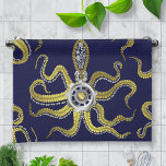 Steampunk Gears Octopus Kraken Handtuch<br><div class="desc">Dieses tempierte Steampunk-Seemonster hat acht drahtseitige Goldappendationen, einen zentralen silbernen Gang und viele Gänge und Schrauben, aus denen sich Kopf, Augen und Saugnäpfe zusammensetzen. Es ist ein Roboter-Oktopus / kraken, ein Metall-Maschine-Monster für jeden, der Geeky Science-Fiktion / Fantasy Kreaturen mag. Die dunkelblaue Hintergrundfarbe ist anpassbar.</div>