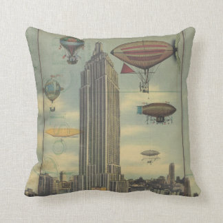 Steampunk Luftschiffe im Himmel über New York City Kissen