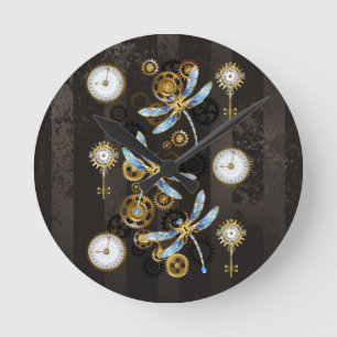 Steampunkdrachenfliegen auf braunem, gestreiften H Runde Wanduhr