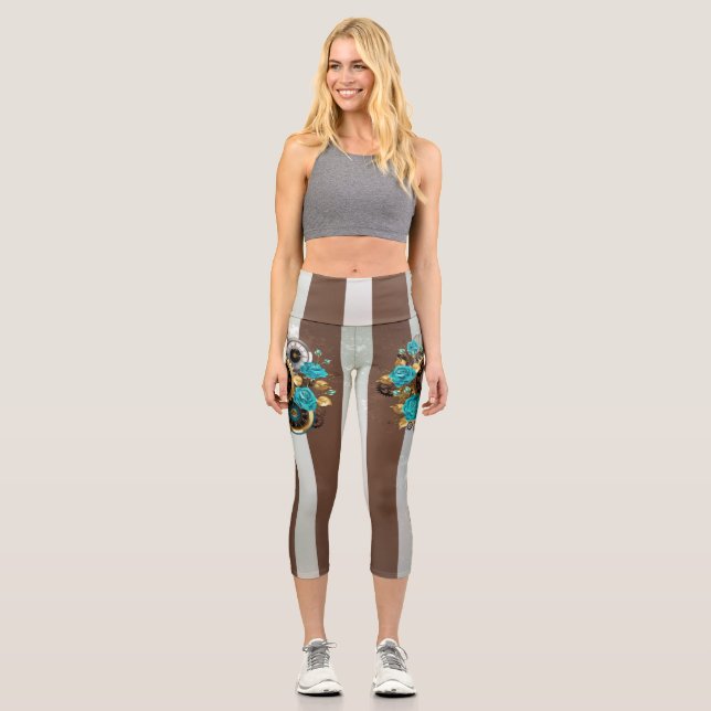 Steampunkuhr und türkisfarbene Rose auf Streifen Capri Leggings (Vorderseite)