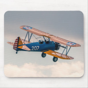 Stearman-Flugzeug stürzt durch den Himmel Mousepad