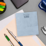 Steel Blue Faint Paint Brush Textur Name hinzufüge Notizblock<br><div class="desc">Cooles Stahlblau Notizblock personalisiert mit Ihrem Namen in einem bedrückten Vintagen Schriftart in dunkelblau vor einem hellblau abgestuften Hintergrund gedruckt mit einer Leinwand und Pinselstrich inspiriert Textur. Tragen Sie sich Ihre Notizen und Ideen und Dinge zusammen und merken Sie sich Dinge, die Sie auf diesem blauen personalisierten Notizblock mit Ihrem...</div>