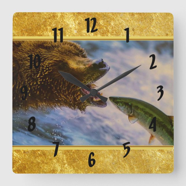 Steelkopflachs, der in den Mund der Grizzlybären s Quadratische Wanduhr (Vorderseite)