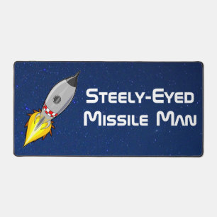 Steely-Mit Augen Missile Man Schreibtischunterlage