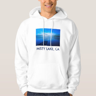 Steg an einem ruhigen nebligen See, Kalifornien Hoodie