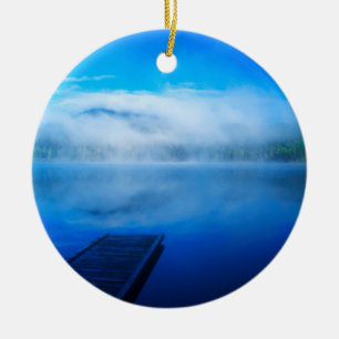 Steg an einem ruhigen nebligen See, Kalifornien Keramikornament