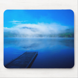Steg an einem ruhigen nebligen See, Kalifornien Mousepad