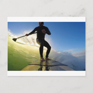 Steh auf Paddelbrett auf einer grünen Welle surfen Postkarte