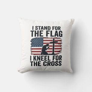 Steh für die Flagge Knie für das Kreuz-Shirt-Desig Kissen