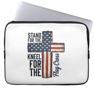 Steh für die Flagge Knie für das Kreuz-Shirt-Desig Laptopschutzhülle
