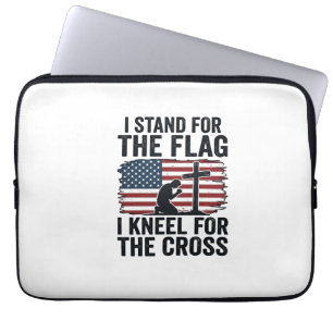 Steh für die Flagge Knie für das Kreuz-Shirt-Desig Laptopschutzhülle
