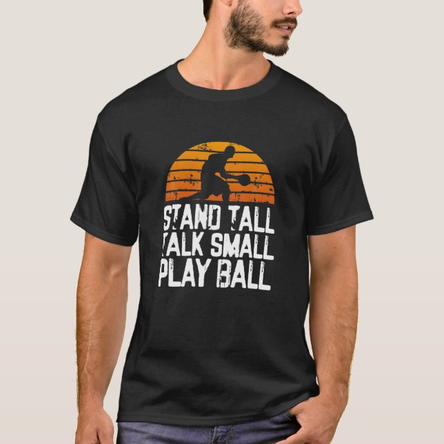 Stehe groß, rede klein, spiele Ball Funny Basketba T-Shirt (Vorderseite)