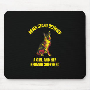 Stehe nie zwischen einem Mädchen und ihrem deutsc Mousepad