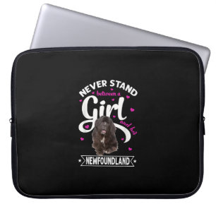 Stehe nie zwischen Mädchen und ihrem Neufundland. Laptopschutzhülle