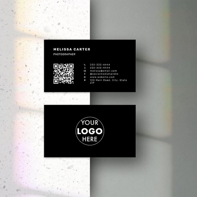 Stehe weg! | Easy QR Code & Logo | Schwarz | Minim Visitenkarte (Front & back of a black minimalist business card design which features customisable QR Code & logo.)