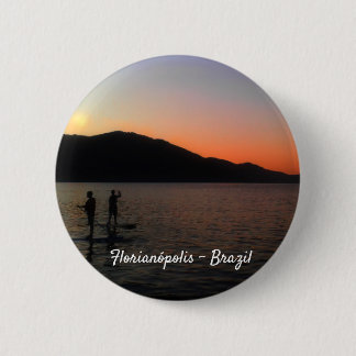Stehen Sie beim Sonnenuntergang auf dem Planschen Button