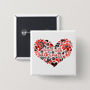 Stehen Sie mit ukrainischer Schrift und Herz Button