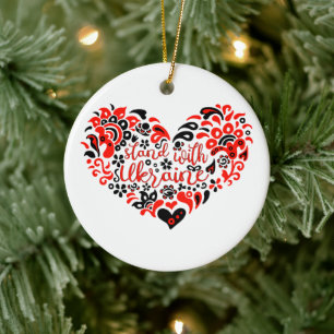 Stehen Sie mit ukrainischer Schrift und Herz Keramik Ornament