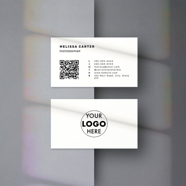 Stehen Sie sich einfach heraus | QR-Code und Logo  Visitenkarte (Front & back of a white minimalist business card design which features customisable QR Code & logo.)
