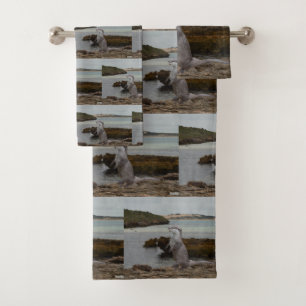 Stehend an Felsen am Meer, Badhandtuch Set