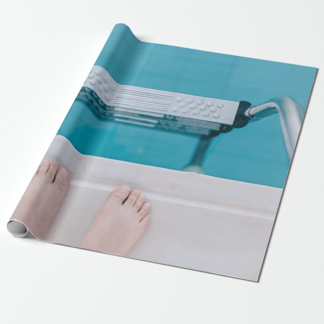 Stehend auf der Poolleiter Geschenkpapier (Ungerollt)