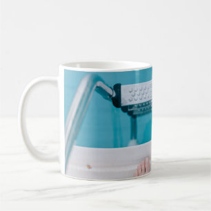 Stehend auf der Poolleiter Kaffeetasse