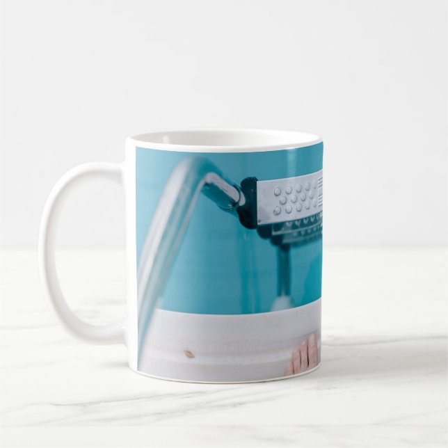 Stehend auf der Poolleiter Kaffeetasse (Links)
