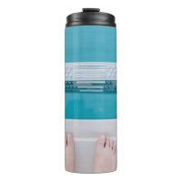 Stehend auf der Poolleiter