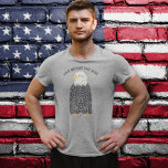 Stehend Bald-Adler-Illustration T-Shirt<br><div class="desc">Enthält eine Abbildung eines amerikanischen Glatzenadlers in stehender oder sitzender Position mit der eigenen, benutzerdefinierten Nachricht oben.</div>
