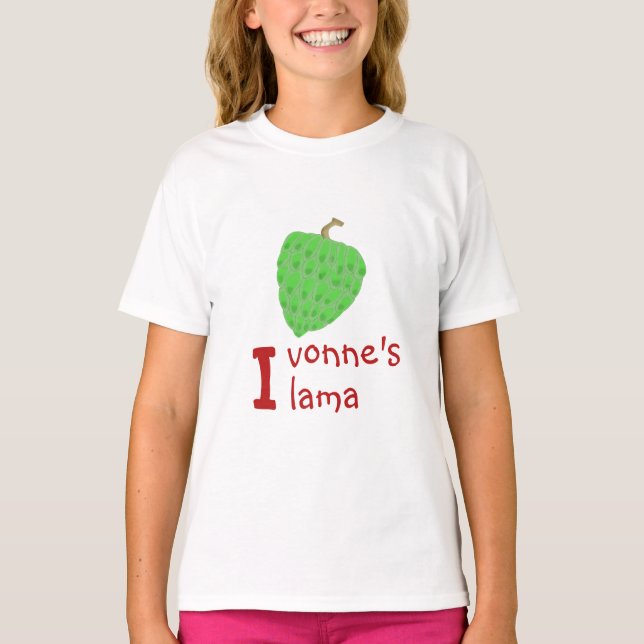 Stehende frische Ilama-Früchte neben dem ersten I T-Shirt (Vorderseite)