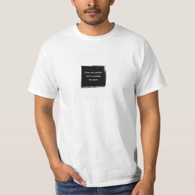 Stehender zu Naher T - Shirt (Vorderseite)