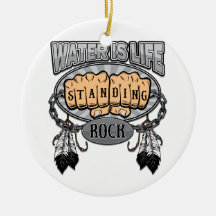 Stehendes Felsen-Wasser ist Leben-Fäuste