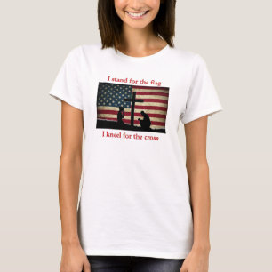 Steht für die Flagge - Kniet für das Kreuz T-Shirt