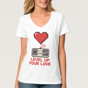 Steigere deine Liebe, Retro-Pixel-Gaming-Design T-Shirt
