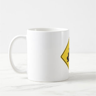 Steile Neigung Verkehrsschild LKW-Transport Vorsic Kaffeetasse