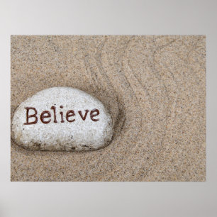 Stein im Sand mit Wort glauben Poster