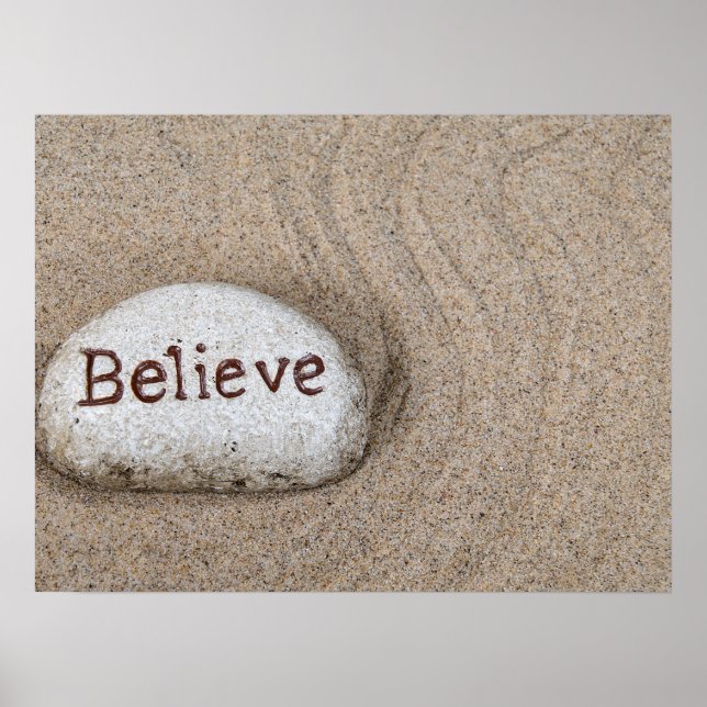 Stein im Sand mit Wort glauben Poster (Vorne)