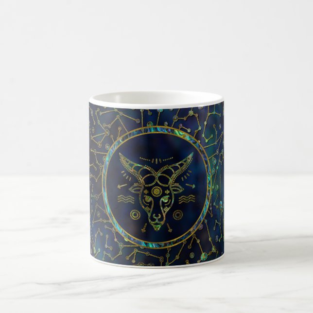 Steinbock-Tierkreis-Goldohrschnecke auf Kaffeetasse (Mittel)