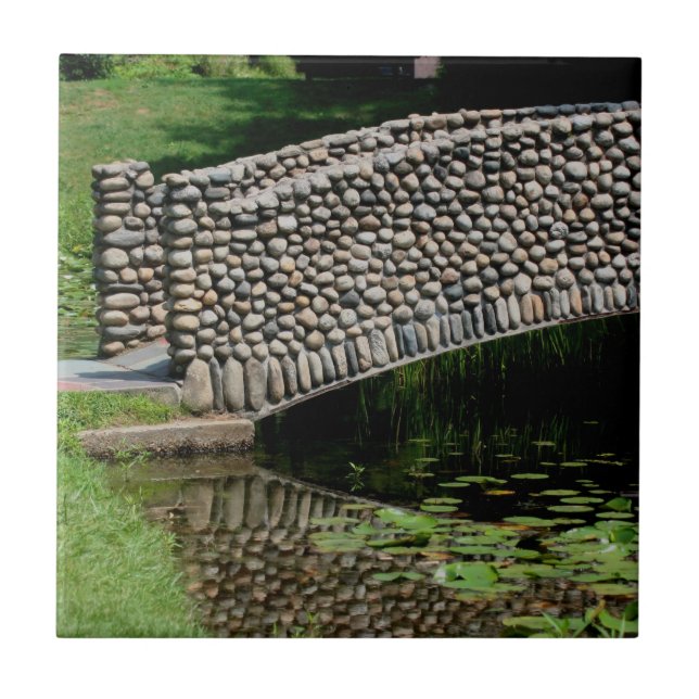 Steinbrücke über die Lily Pond Nature Fliese (Vorderseite)