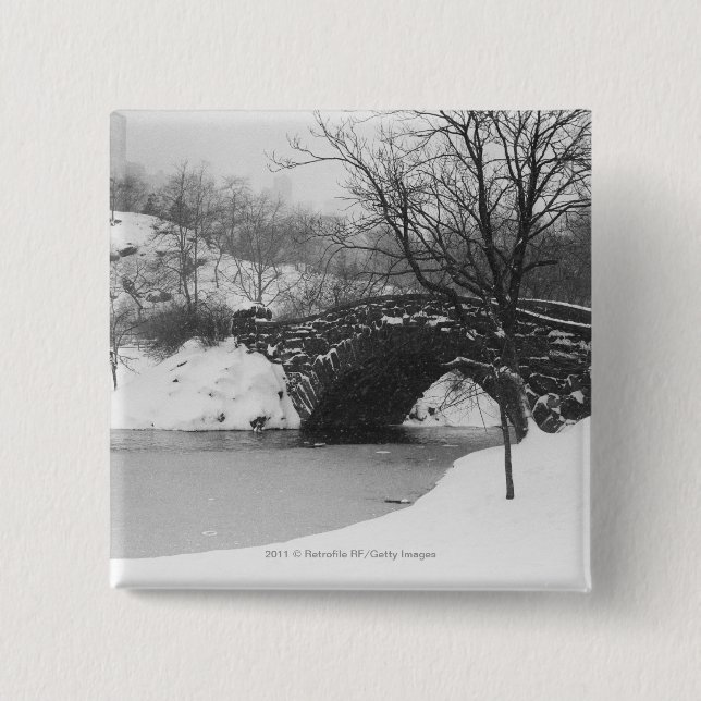 Steinbrücke über Schnee bedeckte Fluss Button (Vorderseite)