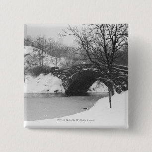 Steinbrücke über Schnee bedeckte Fluss Button