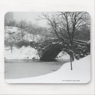 Steinbrücke über Schnee bedeckte Fluss Mousepad
