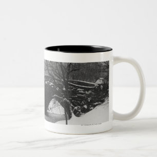 Steinbrücke über Schnee bedeckte Fluss Zweifarbige Tasse