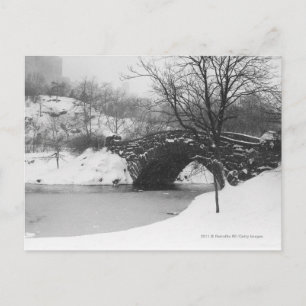 Steinbrücke über schneebedeckten Fluss Postkarte