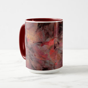 Steine in roten Farbtönen auf schwarz-grauem Hinte Tasse