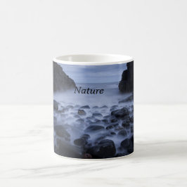 Steine und Felsen entlang der Küste des Ozeans Kaf Kaffeetasse