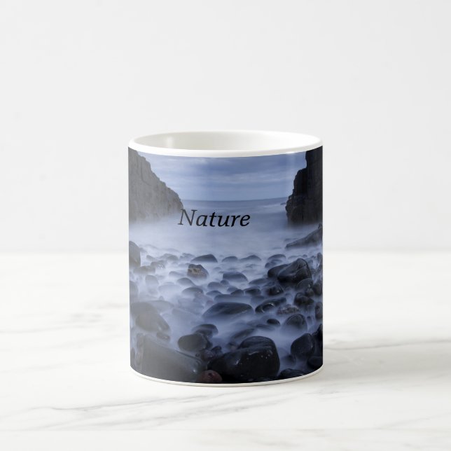 Steine und Felsen entlang der Küste des Ozeans Kaf Kaffeetasse (Mittel)