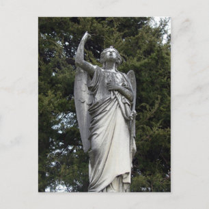 Steinengel mit Kiefernbäumen im Hintergrund Postkarte
