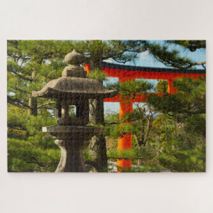 Steinerne Laterne und Torii-Tor